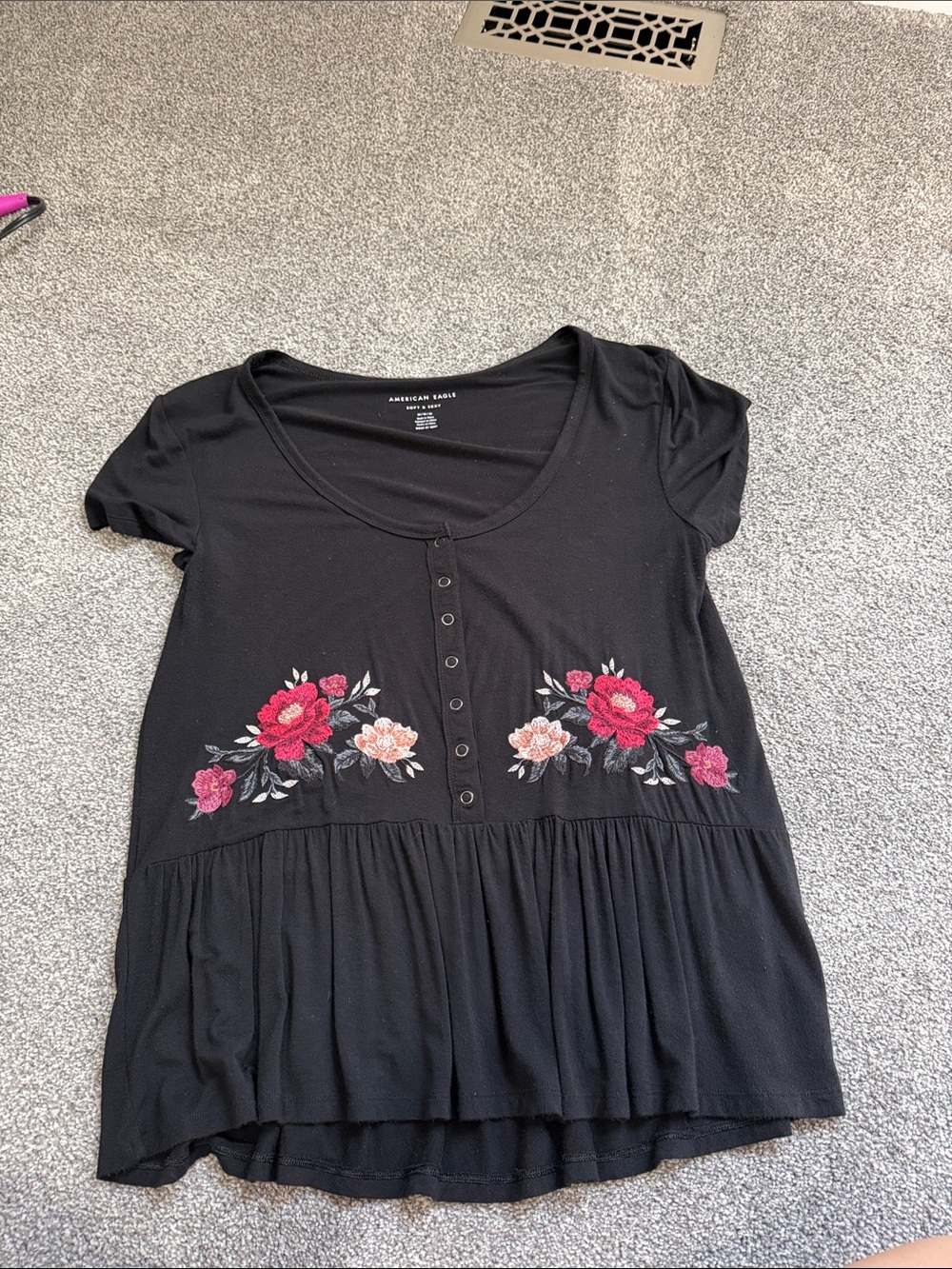 American Eagle Outfitters Black Short-Sleeve Floral Buttoned Peplum Top